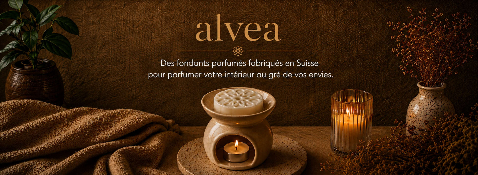 Brûle-parfum avec fondant parfumé Alvea dans une ambiance chaleureuse, accompagné du texte « Des fondants parfumés fabriqués en Suisse pour parfumer votre intérieur au gré de vos envies ».