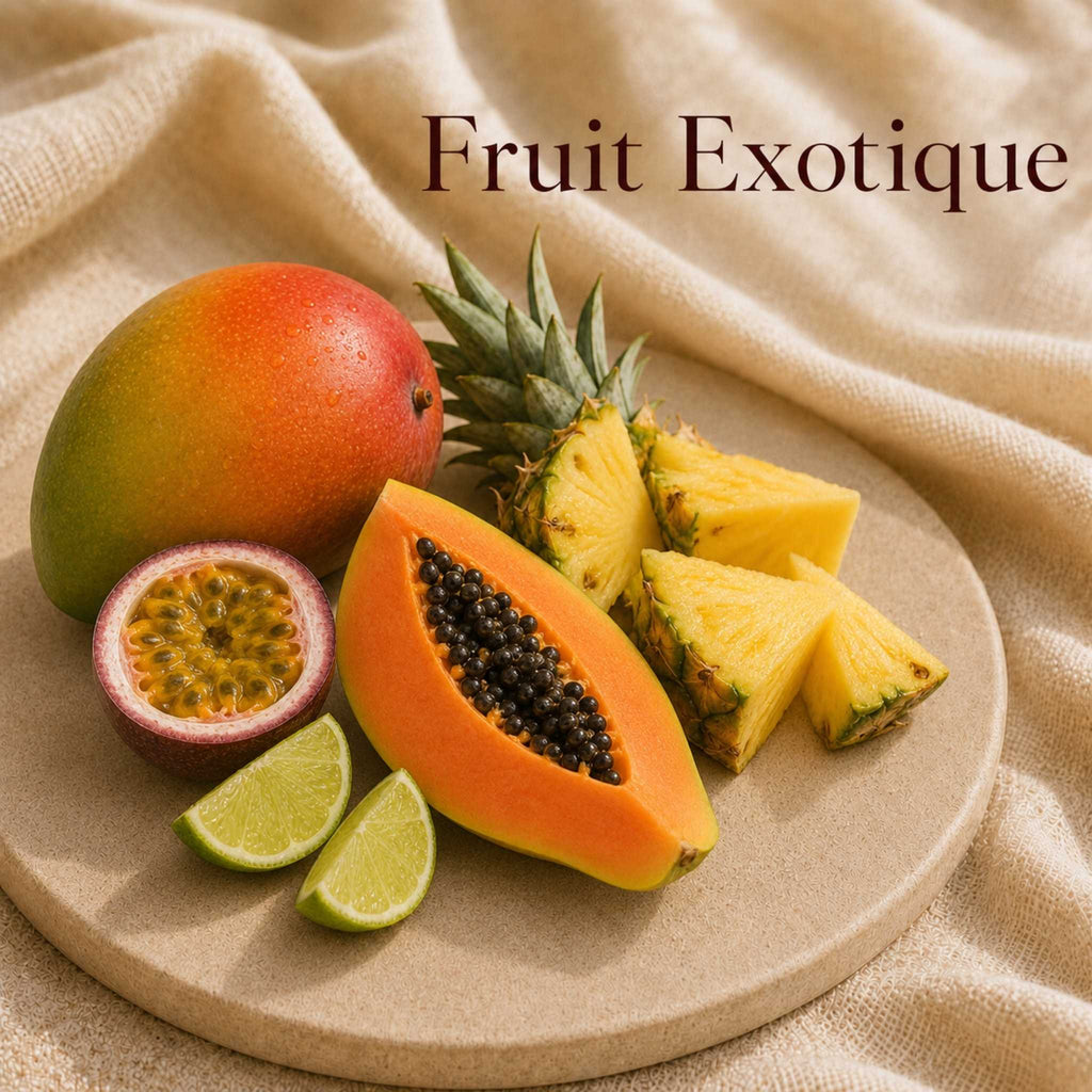 Fondant parfumé Fruit Exotique alvea, présenté avec de la mangue, de l’ananas, de la papaye et du fruit de la passion.